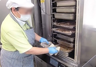 焼いた豚肉を専用の冷却器で急速に冷やす。